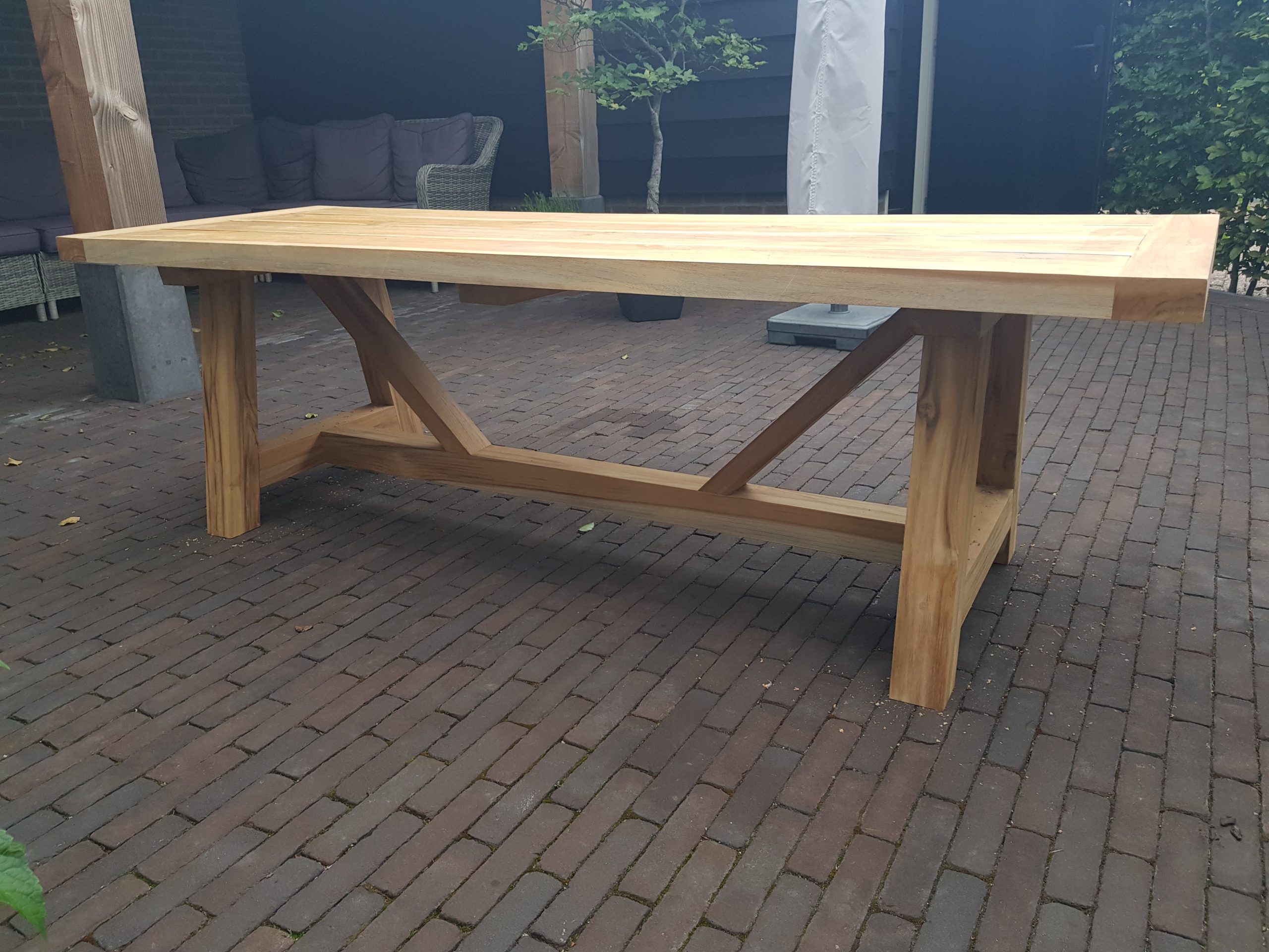 Formulering Suri Feat Teak houten Tuintafel met A-poot – J&P Buiten-Hout